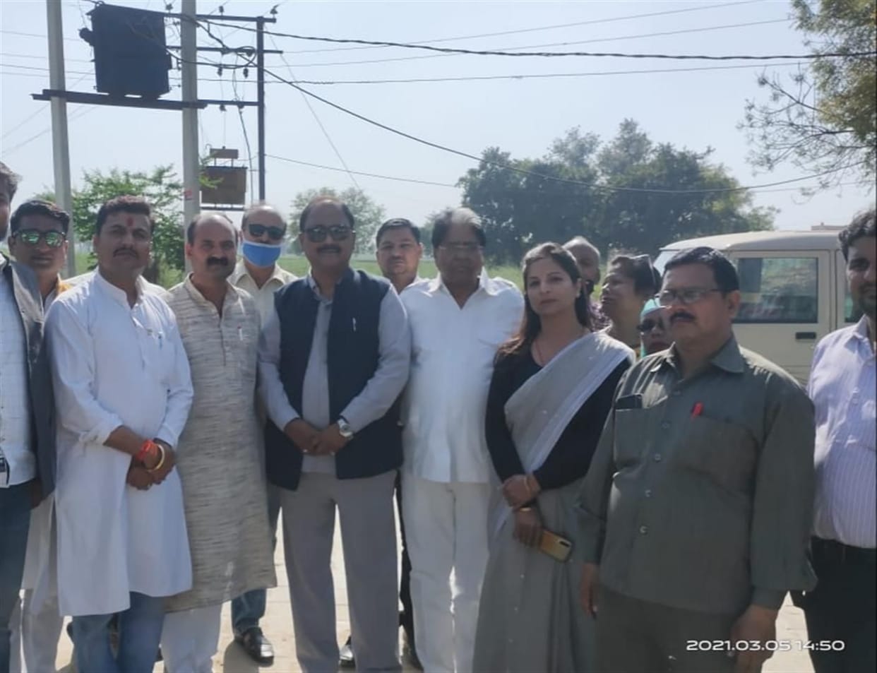 Hathras: Politicians of many parties wipe the tears of the victim's family