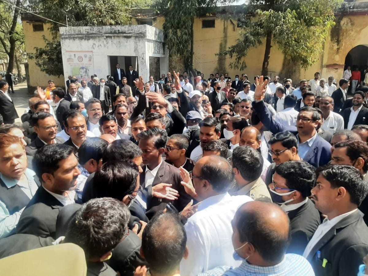 advocates protest collector house for apologies from dm in  mirzapur