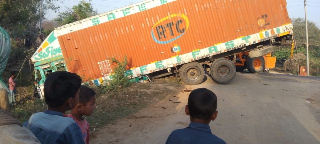 Uncontrolled container landed in canal, 12 bovine killed