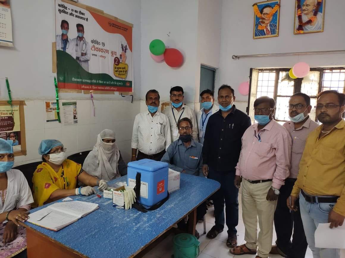 senior citizens intrusted in vaccination