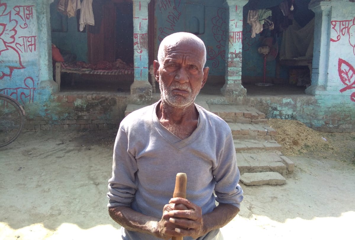 Two people declared dead in records of Sahjanwa Tehsil gorakhpur being alive