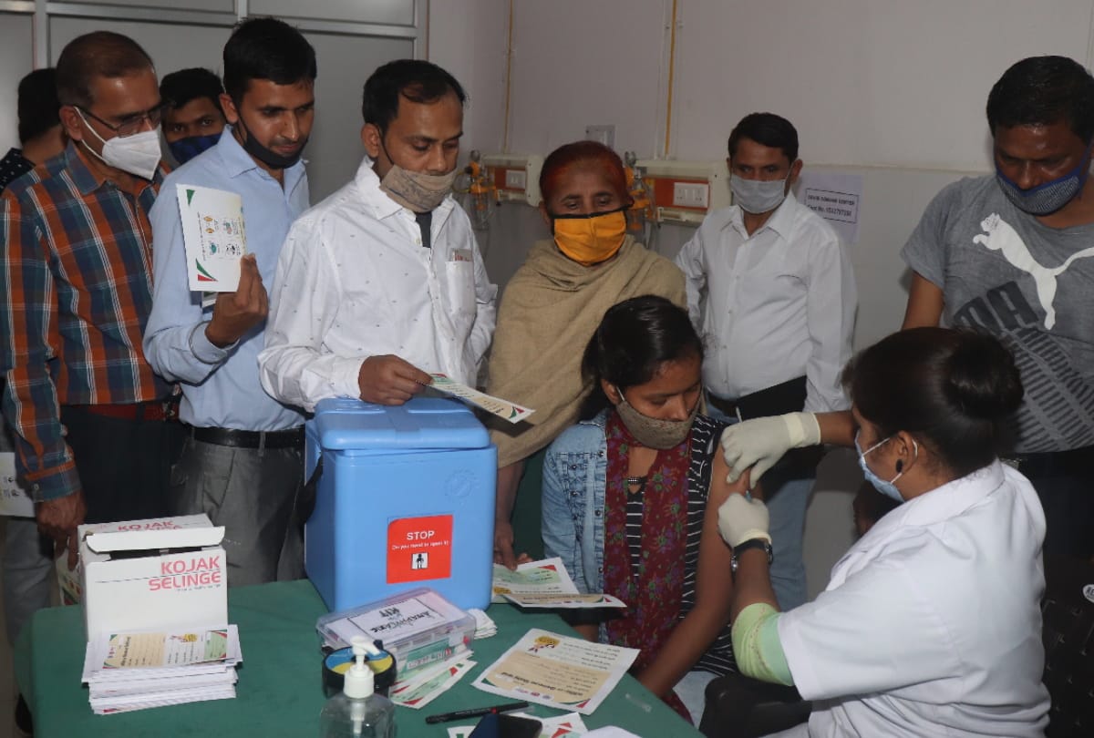 covid vaccination in gorakhpur on 12 booth