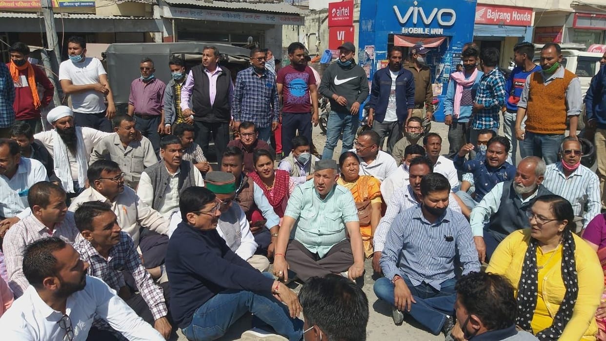 Congressmen blocked the highway due to increasing road accident