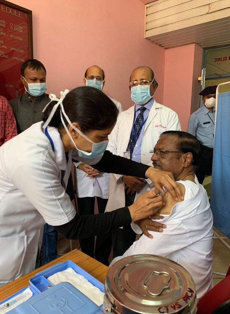 Chandigarh, Satyapal Jain Corona vaccinated in PGI