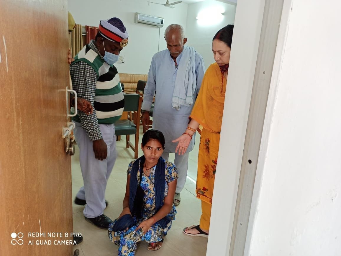 kushmawati reached dm office for help in  medicine