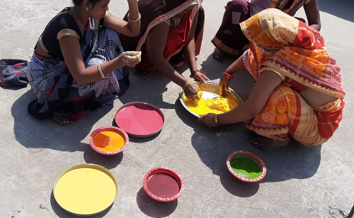 Holi handmade herbal colors will spread happiness in Holi