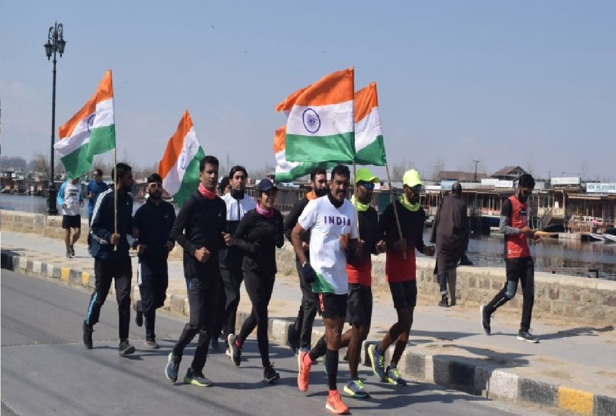 Two youths took steps to convey the message of healthy living from Kanyakumari to Kashmir
