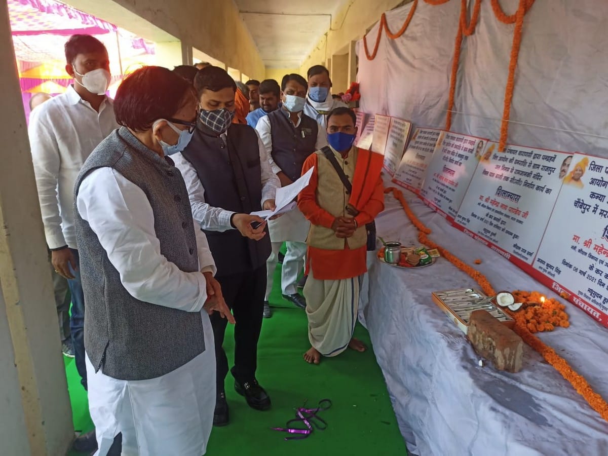 Union Minister Mahendra nath pandey laid foundation stone of repair work of schools and roads in varanasi