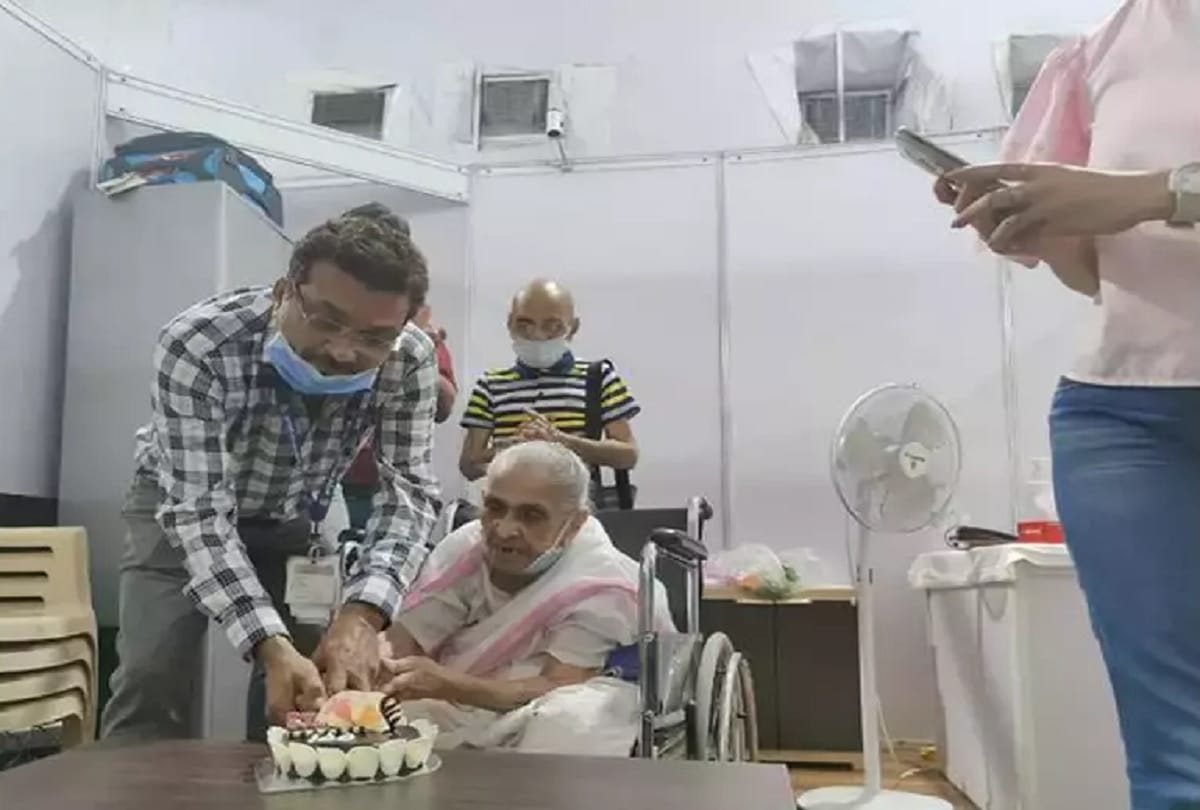 MUMBAI : 100-year-old woman received COVID-19 vaccine and celebrated her birthday with healthcare workers