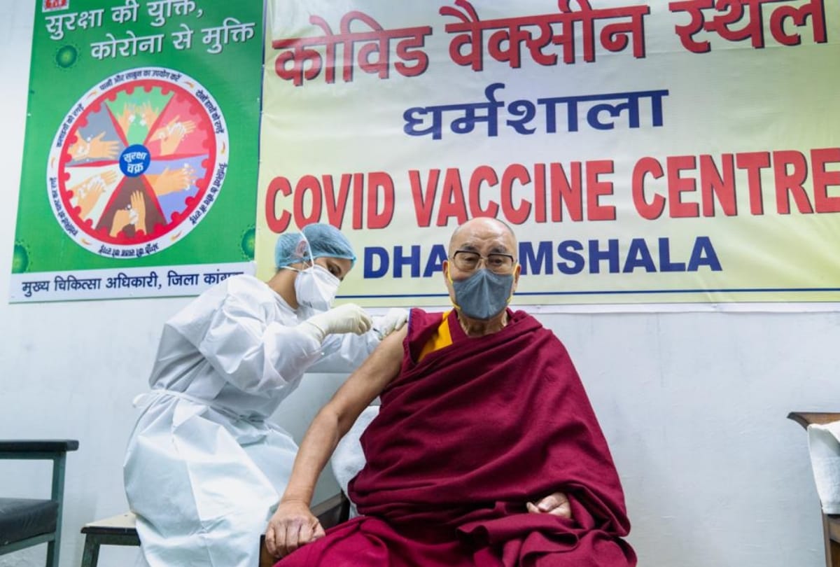 Himachal News: Dalai Lama took his first shot of the COVID19 vaccine at Zonal Hospital Dharamshala