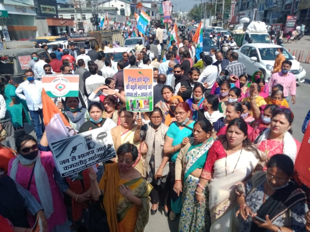 Uttarakhand Former Cm Harish rawat will pull autorickshaw in inflation protest