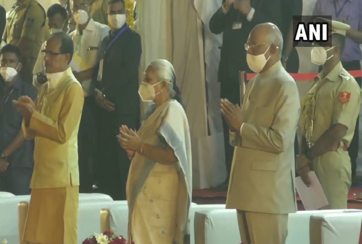 Madhya Pradesh: President Kovind, Governor Anandiben and CM Shivraj Singh Chouhan perform 'Narmada Aarti' in Jabalpur