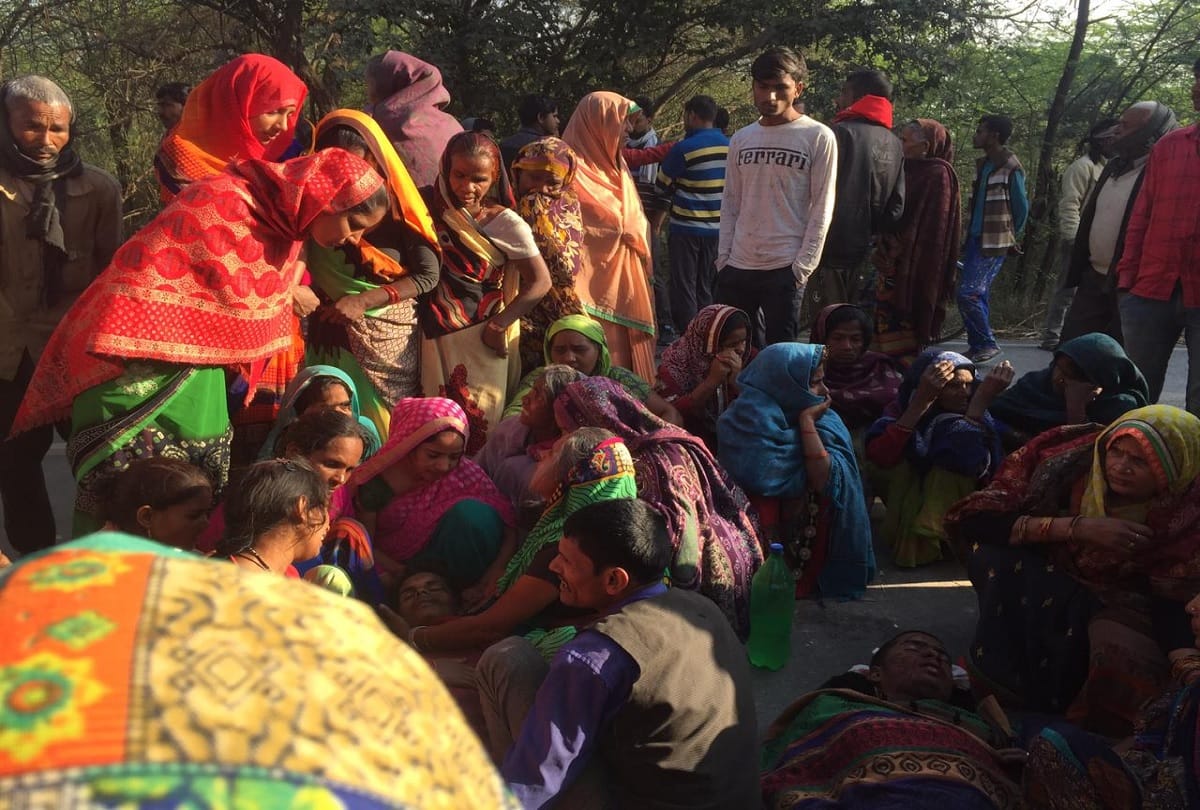 road accident in lucknow today Car climb on five young man in Lucknow two killed