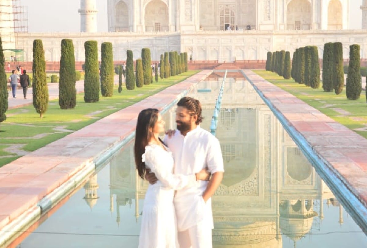 Telugu actor Allu Arjun visits Taj Mahal with wife sneha reddy on marriage anniversary
