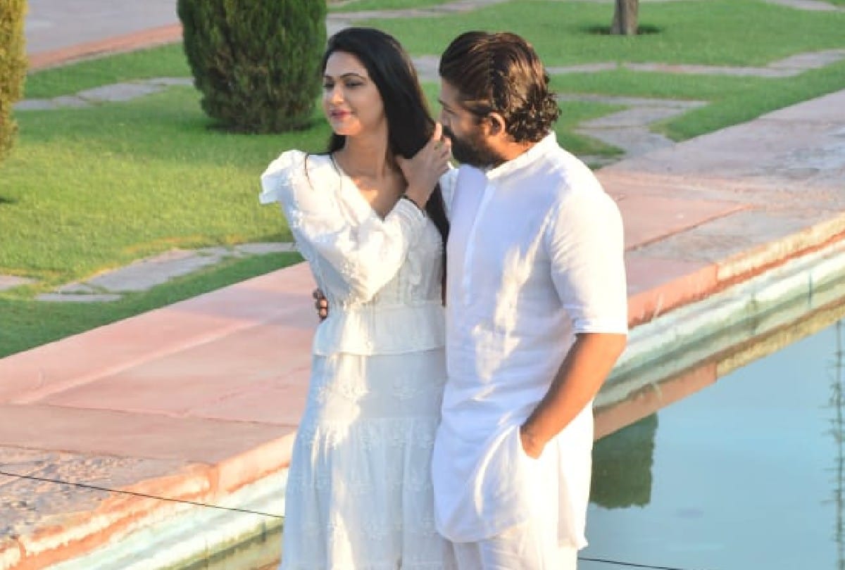 Telugu actor Allu Arjun visits Taj Mahal with wife sneha reddy on marriage anniversary