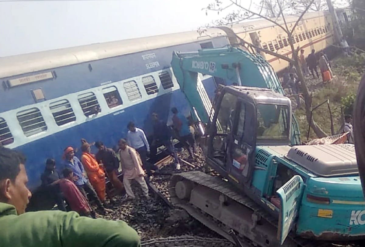 Bihar Samastipur Train Collide With JCB Engine : both engine damaged, no passenger injured