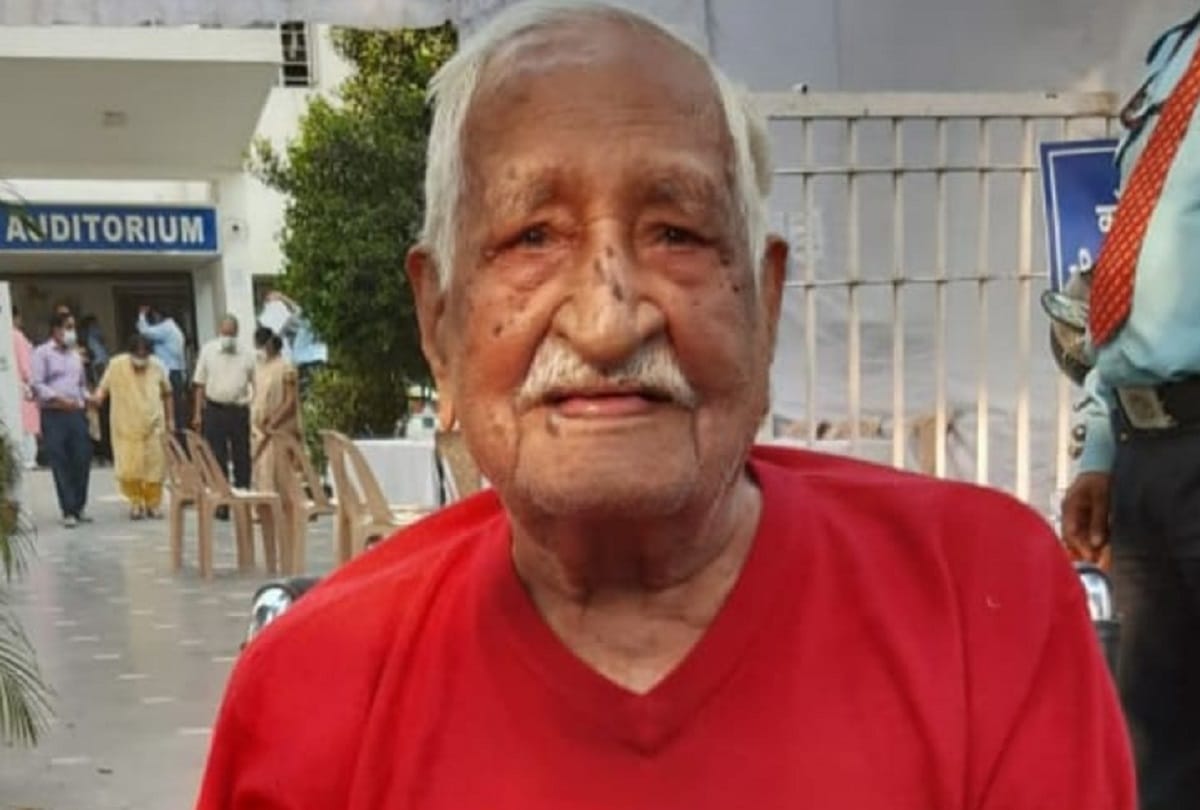 104 years old Tulsi Das receives corona vaccine in Sir gangaram hospital 
