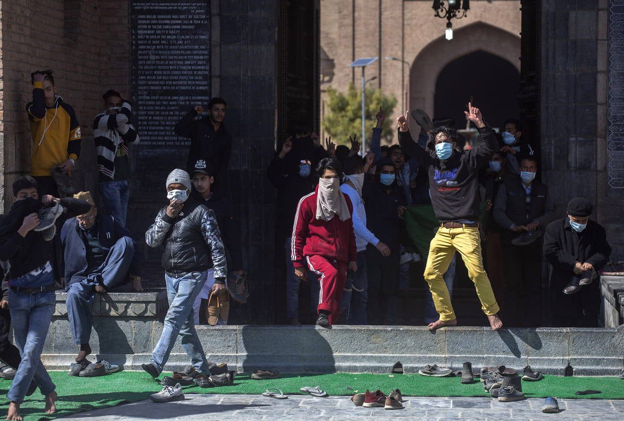 No release of Hurriyat leader Mirwaiz, demonstrations and stone pelting in Jamia