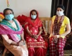 लाडली रक्षक संस्था की अध्यक्ष रेखा जम्वाल महिलाओं से मिलती हुईं।