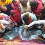 गोवर्धन में गिरिराज महाराज का दुग्धाभिषेक करतीं वसुंधरा राजे