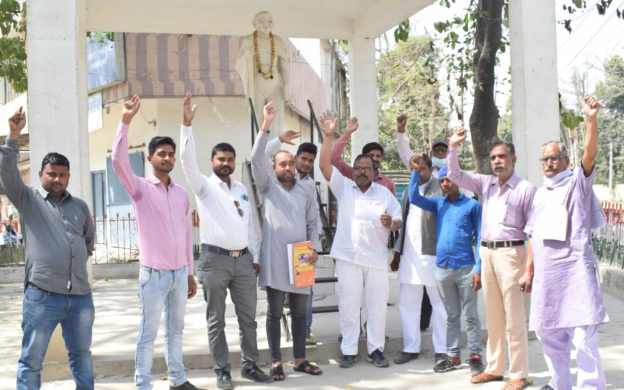 NSUI officials protest against inflation