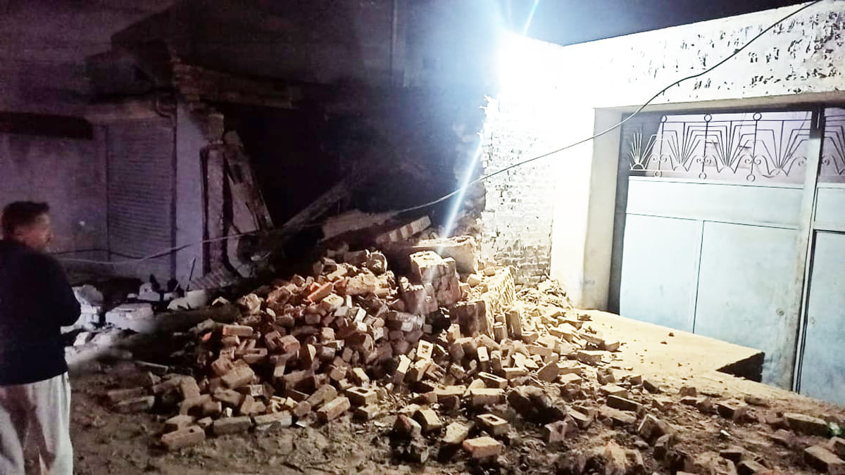 Uncontrollable car entered shop, three injured, Abohar
