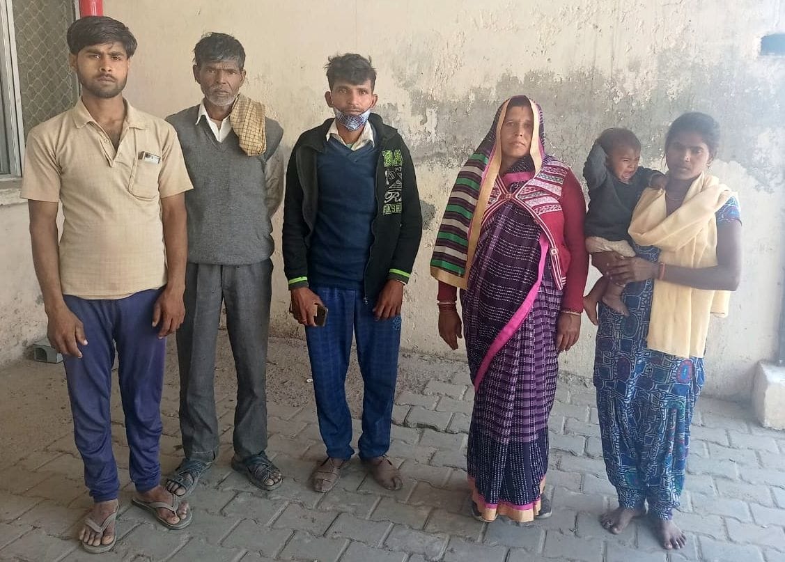 pregnent women delevery outside hospital due to mismanagement of hospital management