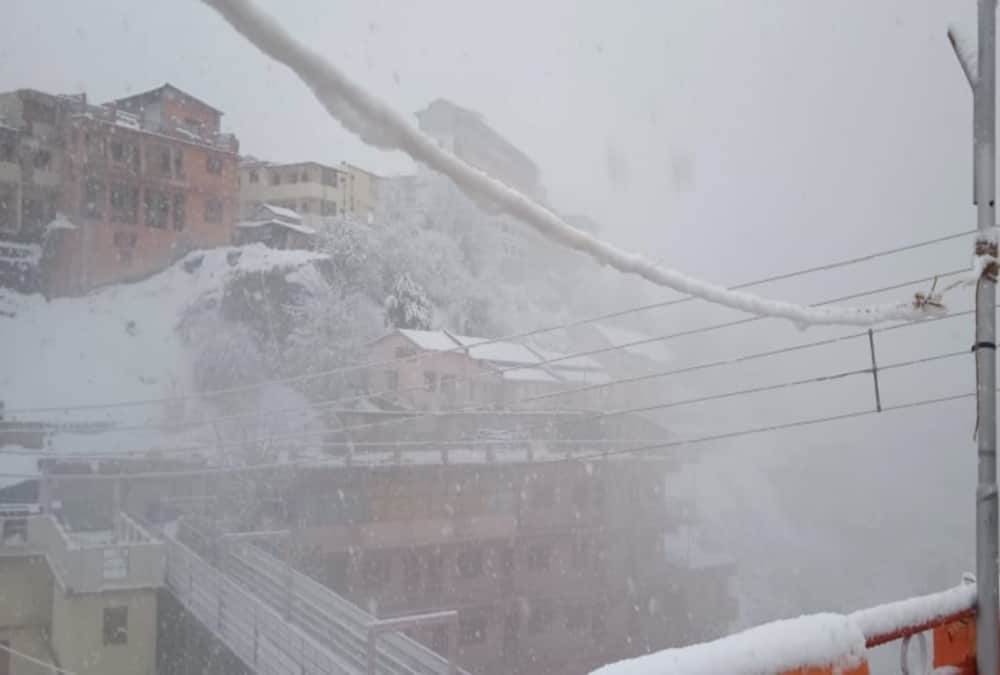 Uttarakhand weather Update Today: Heavy Snowfall in Badrinath and Hemkund Sahib photos
