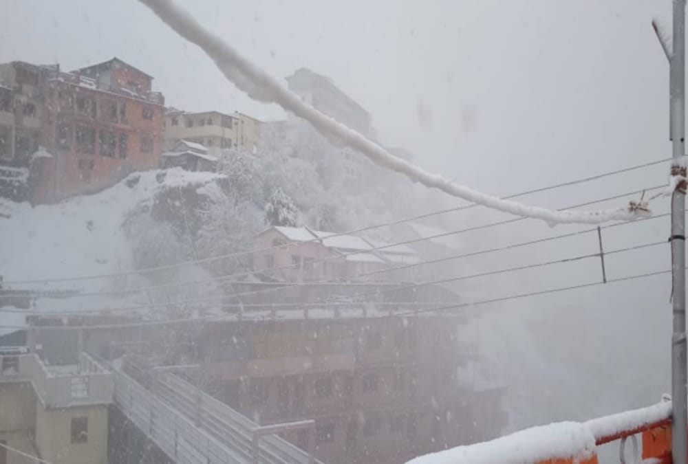 Uttarakhand weather Update Today: Heavy Snowfall in Badrinath and Hemkund Sahib photos