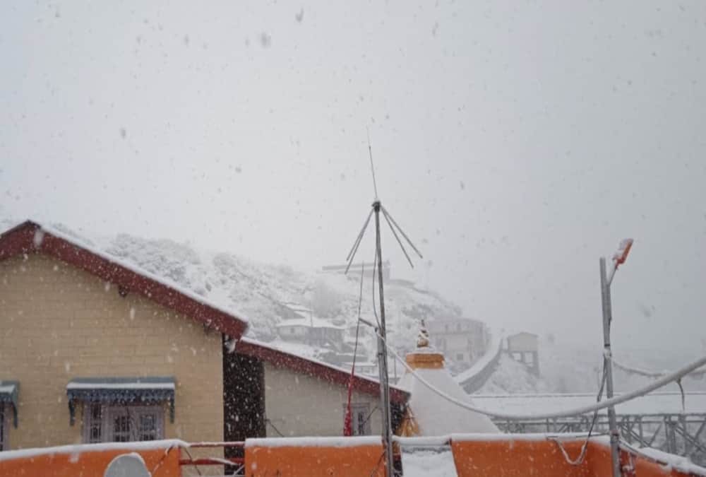 Uttarakhand weather Update Today: Heavy Snowfall in Badrinath and Hemkund Sahib photos
