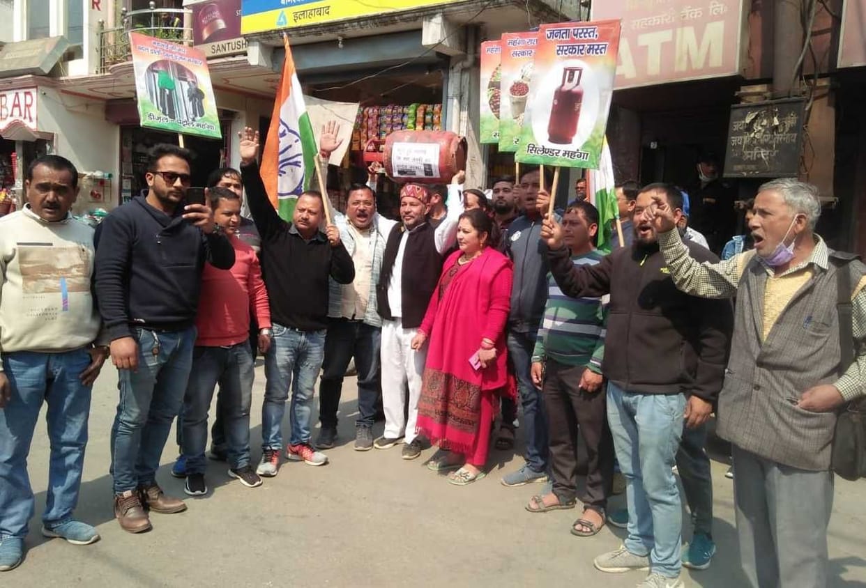 Congressmen took out a procession by placing cylinders on the head