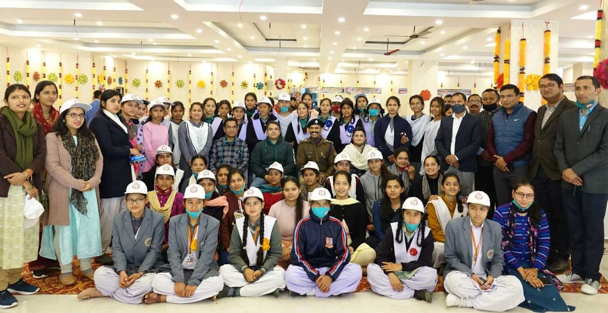 students took selfie with DM and SP