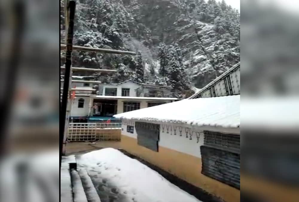 Uttarakhand weather Update Today: Heavy Snowfall in Badrinath and Hemkund Sahib photos