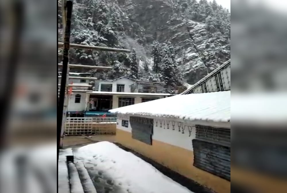 Uttarakhand weather Update Today: Heavy Snowfall in Badrinath and Hemkund Sahib photos