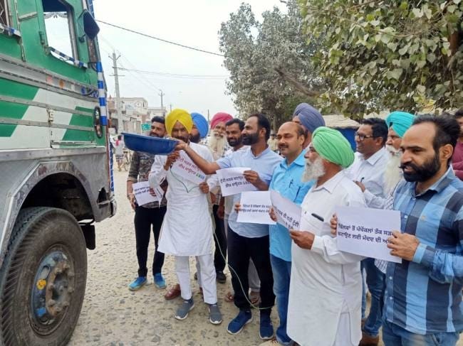 AAP leaders beg for construction of road, Barnala
