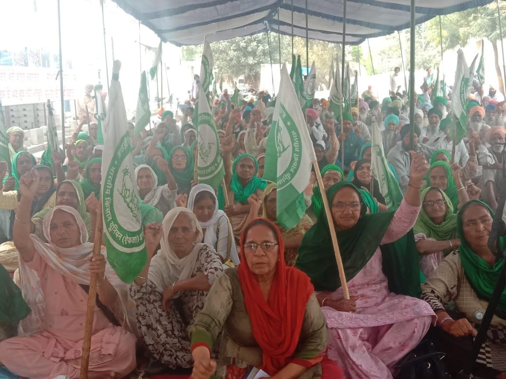 Women's batch leaves Delhi border from Barnala