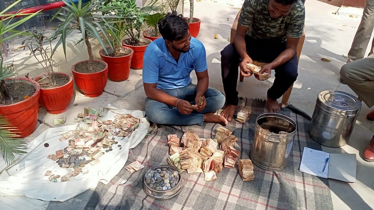 Coins and notes found in investigation of sadhu house after death was lakhpati in mau