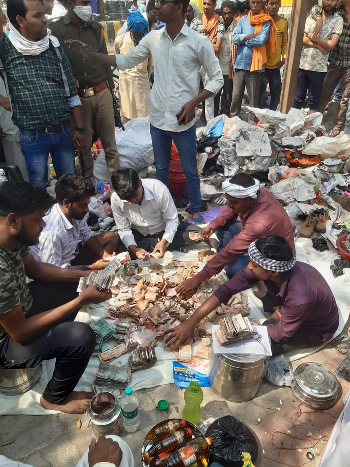 Coins and notes found in investigation of sadhu house after death was lakhpati in mau