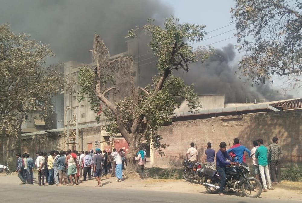 Fire broke out in a flour mill in Mohanlalganj.
