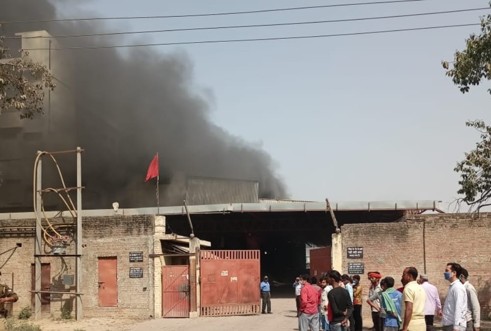 Fire broke out in a flour mill in Mohanlalganj.