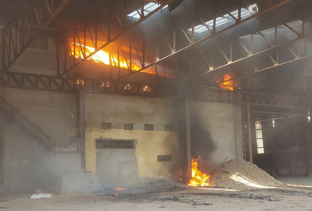 Fire broke out in a flour mill in Mohanlalganj.