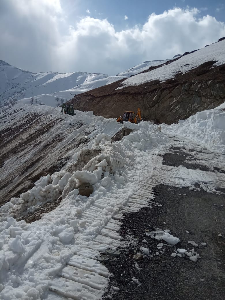 Kishtwar-Anantnag road will open soon after snow is removed from synthtop