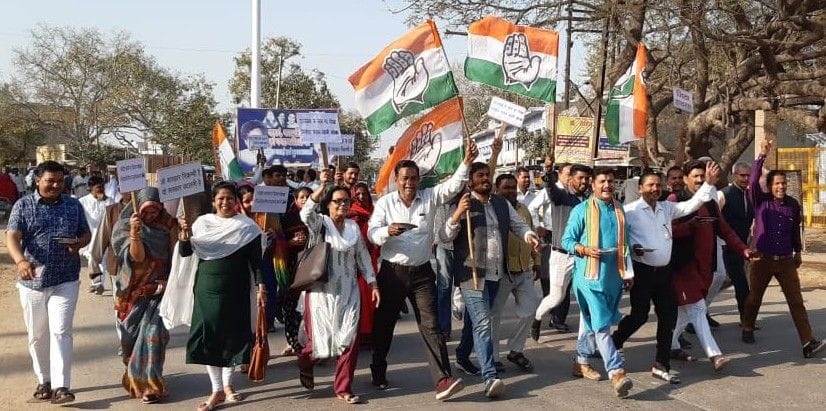 Hathras: Congressmen take out a procession against inflation