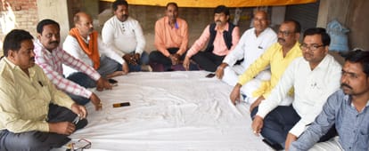 पीलू तले चौराहे के समीप बैठक करते अखिल भारतीय वैश्य एकता परिषद के पदाधिकारी। संवाद