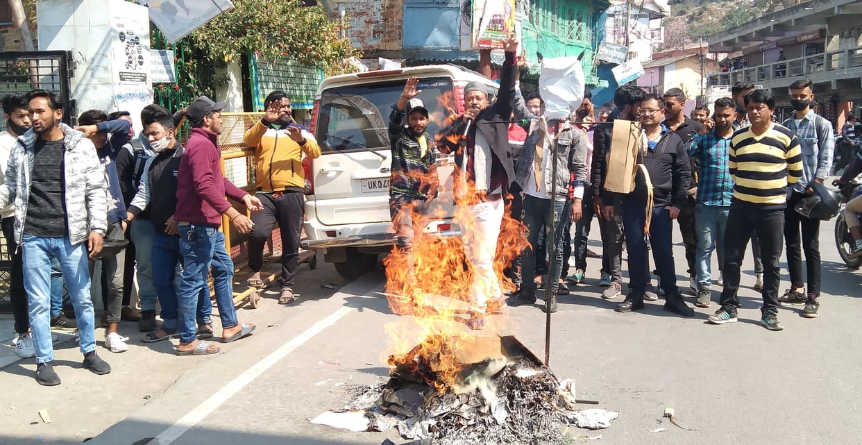 All-round opposition of third division, CM's effigy burnt