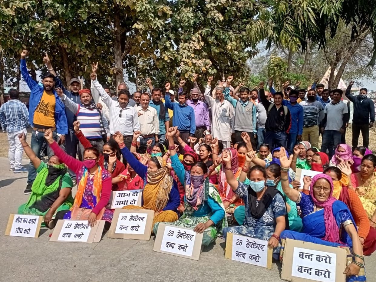 Villagers thronged in tehsil to protest against mining