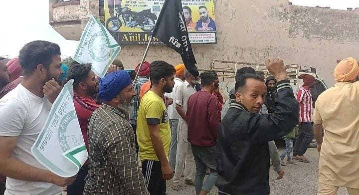 protest against Vijay Sapla in Garhshanker