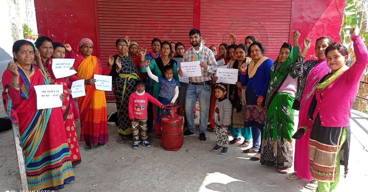 Women demonstrated with gas cylinders