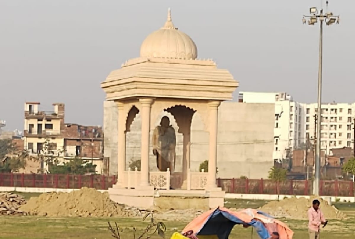 Mahant Digvijaynath did not show in statue sent by culture department Lucknow