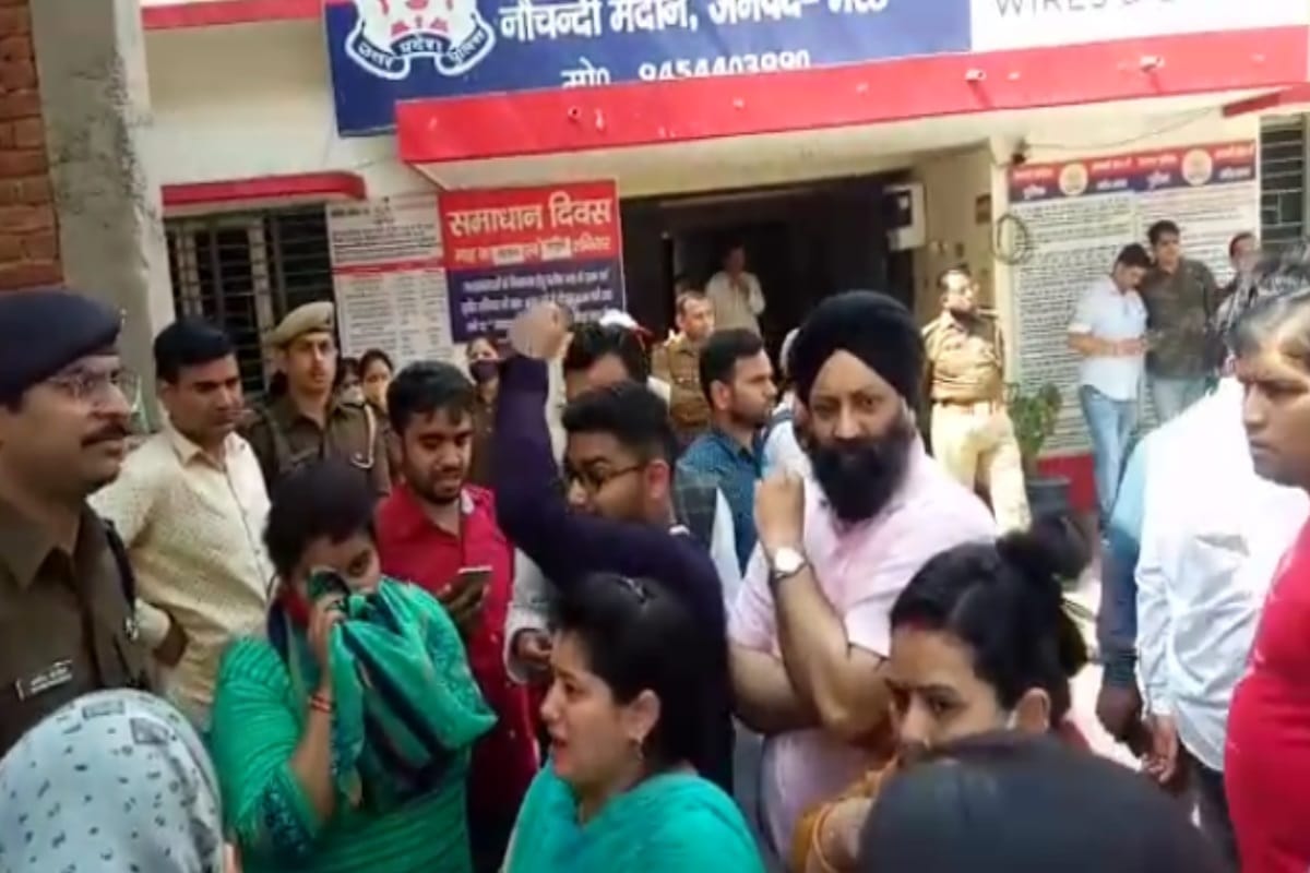 Angry family jammed, commotion fornot opening robbery in Saraf's house in Meerut, accusations of indecency on inspector